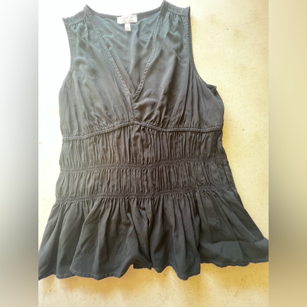 sofia by sofia vergara Black Sleeveless Smocked Peplum Camisole